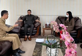 Pertemuan Wali Kota Fadly Amran dengan Ketua Umum Asobsi Wilda Yanti di ruang kerjanya.