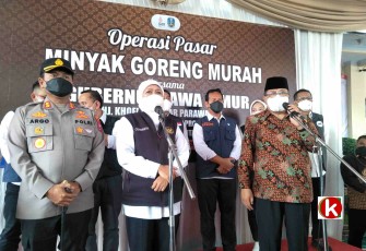 Walikota Blitar Santoso (pakai baju batik) Dampingi Gubernur Khofifah bersama Forkopimda Konferensi Pers seusai Pantau Operasi Pasar Minyak Goreng (foto : Faisal NR / Klikwarta.com)