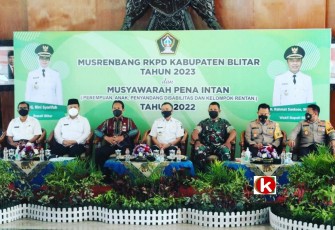Wakil Bupati Blitar Rahmat Santoso (tengah) Bersama Forpimda di Acara Musrenbang RKPD Kabupaten Blitar Tahun 2023 dan Musyawarah Perempuan, Anak, Penyandang Disabilitas dan Kelompok Rentan. (foto : Klikwarta.com) 