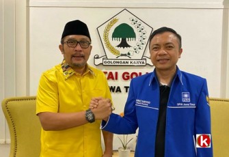 Wakil Ketua DPW PAN Jawa Timur Rahmat Santoso (kanan) dengan Sekretaris DPD Golkar Jawa Timur Sahat Tua Simanjuntak (kiri) Setelah Acara Pertemuan Pengurus Kedua Partai Bahas KIB (foto : Klikwarta.com) 