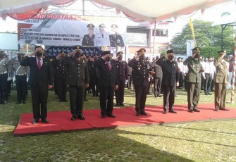 Walikota Blitar Santoso (barisan terdepan tiga dari kiri) Saat Ikuti Upacara Puncak Peringatan Hari Bhayangkara ke- 76 di Mapolres Blitar Kota