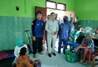 Wakil Bupati Blitar Ketika Meninjau Warga yang Dievakuasi di Penampungan Akibat Banjir