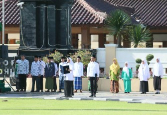 Para Santri Kabupaten Blitar Saat Ikuti Upacara HSN Tahun 2022 di Alun-Alun Kanigoro