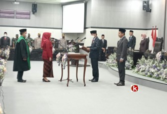 Ketua DPRD Kabupaten Blitar Suwito Saren Satoto Ambil Sumpah/Janji Jabatan Anggota DPRD Kabupaten Blitar Pengganti Antar Waktu Sisa Masa Jabatan Tahun 2019-2024 kepada S. Nasikhah (foto : Faisal NR / Klikwarta.com) 
