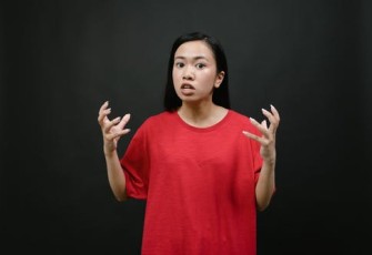 Ekspresi anggapan orang- orang tentang Batak dengan ekspresi marah dan nada suara yang kasar. (Sumber: pexels.com)