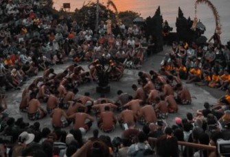 Ilustrasi foto Tari Kecak dari Pulau Bali. Sumber foto: Pexels.com/Just baf