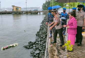 Kapolda Bengkulu saat Tabur Bunga di Laut 