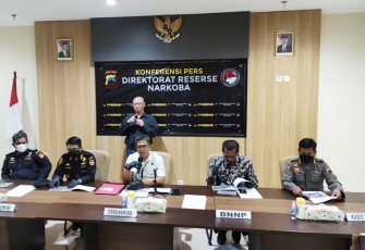 Direktur Reserse Narkoba Polda Jateng Kombes Pol Lutfi Martadian S.I.K, S.H, M.H didampingi Kepala Kantor Bea Cukai Tanjung Emas Anton Martin,  dan Kabidhumas Polda Jateng di wakili Kasubbid Penmas  AKBP M. Ulum, saat menggelar ungkap kasus penyalahgunaan narkoba jenis sabu, Kamis pagi (15/09).