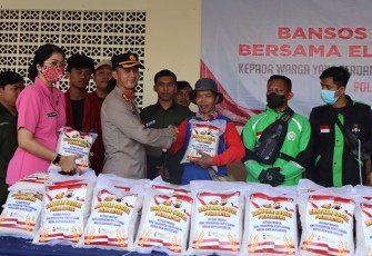 Kapolres Karanganyar AKBP Danang Kuswoyo menyerahkan bantuan beras kepada warga terdampak kenaikan harga BBM, Jumat (9/9/2022).