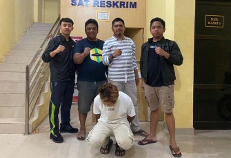 Teduga pelaku (jongkok) saat diamankan petugas