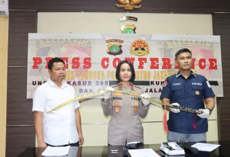 Kapolsek Tambora Kompol Rosana Albertina Labobar didampingi kanit Reskrim Akp Yugo Pambudi saat konferensi pers, Senin (03/10/2022).