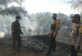 Polisi Lakukan Pemadaman Kebakaran Lahan