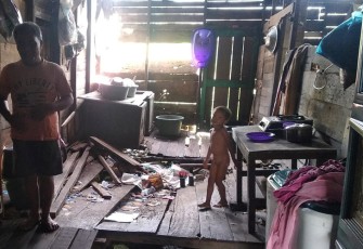 Sarifuddin Chaniago (45) alias Buyung saat didalam rumahnya yang terlihat memprihatinkan.