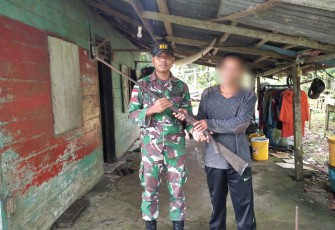 Warga Perbatasan saat Serahkan Senpi Rakitan dengan Sukarela ke Satgas Pamtas Yonif 645/GTY 
