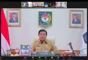 Sekjen Kemendagri Suhajar Diantoro saat membuka Pelatihan Kepemimpinan Administrator Angkatan VIII Tahun 2022 secara virtual, Senin (3/10/2022). 