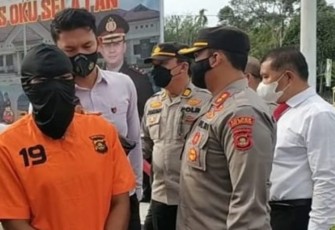Tersangka saat diamankan aparat