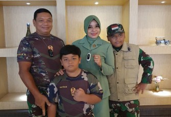Brigjen TNI Ronny, S.AP, M.M bersama keluarganya