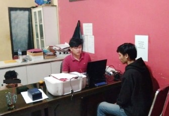 Tersangka dan barang bukti (kiri) serta korban (kenakan jaket hitam) saat dimintai keterangan penyidik
