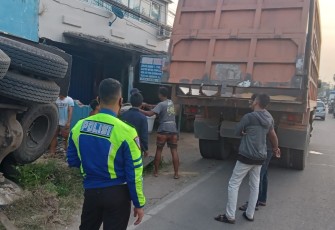 Pasca kejadian, truk usai terguling