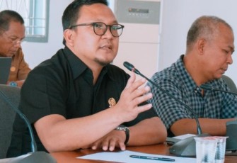 Ketua Komisi II Dodi Martian, S.Hut, M.M saat menanggapi langsung aspirasi para pedagang ayam potong