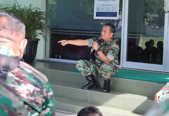 Dandim 1310/Bitung saat memberikan arahan di jam komandan
