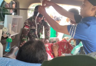 Satgas Pamtas Yonarmed 19/105 Trk Bogani saat Bantu Evakuasi Warga Sakit di Perbatasan