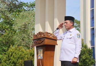 Gubernur Kepulauan Riau H. Ansar Ahmad saat bertindak selaku Inspektur Upacara Harbak PU ke-77 di Halaman Kantor Balai Prasarana Permukiman Wilayah Kepri, Gedung PIP2B Kota Piring Dompak Tanjungpinang, Sabtu (03/12). 