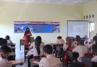 Satgas TMMD saat Berikan Penyuluhan Wawasan Kebangsaan Kepada Pelajar 