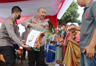 Kapolda Bengkulu Irjen Pol Drs. Agung wicaksono, M.Si saat salurkan paket sembako ke masyarakat
