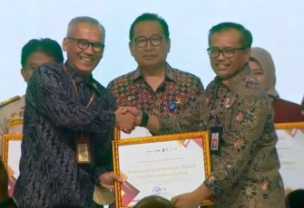 Kementerian PUPR saat Terima Penghargaan Aksi Stranas PK Implementasi Katalog Sektoral Konstruksi