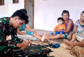 Satgas saat beri Pelayanan Kesehatan Gratis pada masyarakat