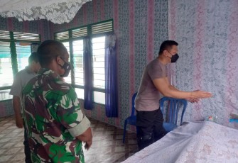 Babinsa Koramil Rungan Bersama Bhabinkamtibmas saat Sambangi Warga yang Terkena Musibah 
