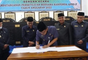DPRD Pesibar saat Setujui Ranperda APBD Perubahan Pesibar TA 2022