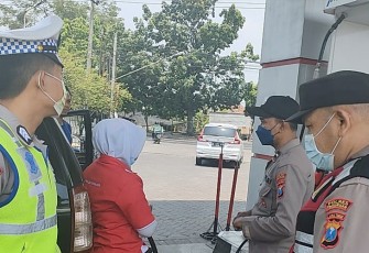 Personil Polres Pasuruan saat Jaga Ketat SPBU