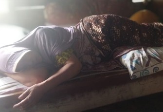 Safaryani Binti Ismal (50) terbaring ditempat tidurnya karena sakit