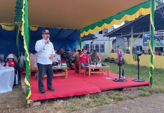 Satgas Pamtas Yonif 645/GTY saat Hadiri Pembukaan Turnamen Sepak Bola Pemdes Cup di Perbatasan
