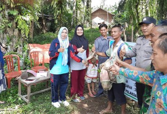 Bhabinkamtibmas Polsek Seginim saat Dampingi Pemberian Itik Petelur Gratis Untuk Warga