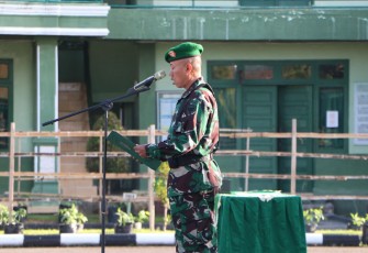 Danramil 12/Sry Kapten Arh Nana Sutiana saat bertindak sebagai Inspektur upacara.