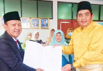 Plt Bupati Bintan Roby Kurniawan (kanan) saat menyerahkan SK
