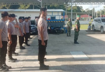 Babinsa Koramil Rungan saat Latih PBB Security PT Surya Kalimantan Sejati 