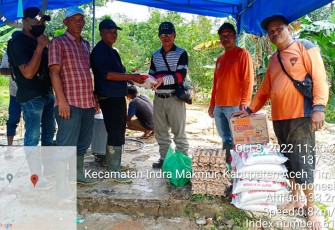PTPN I saat Bantu Warga Terdampak Banjir di Indra Makmu