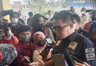 Anggota Komisi III DPR RI, Arteria Dahlan saat berkunjung ke Stadion Kanjuruhan, Kepanjen, Kabupaten Malang, Kamis (13/10/2022).