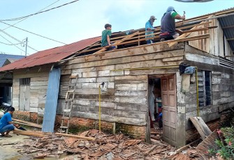 Proses renovasi rumah warga yang bocor