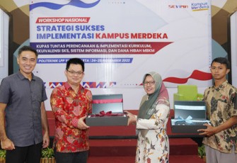 Penyerahan Hadiah Laptop oleh Wikan Sakarinto saat Seminar, kepada Pemenang Kompetisi SEVIMA