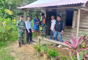 Yonif 645/Gardatama bersama Instansi Perbatasan saat Bagikan Sembako untuk Warga