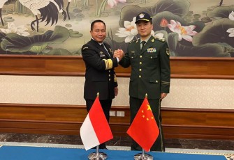 Kepala Bakamla RI Laksdya TNI Dr. Aan Kurnia (kiri) dan Director General China Coast Guard Mayor Jenderal Yu Zong