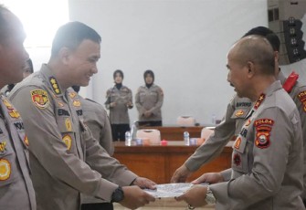 Kapolda Bengkulu Irjen Pol Drs Agung Wicaksono, M.Si saat Serahkan DIPA RKA-K/L.