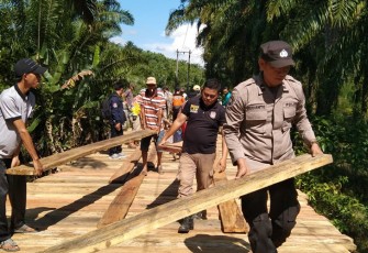 Kapolsek Pino Raya Bersama Warga Perbaiki Jembatan Rusak