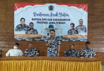 Ketua DPD Bapera Kabupaten Karanganyar, Ilyas Akbar Almadani (berdiri), saat memberikan sambutan dalam kegiatan pemberian santunan anak yatim, di Gedung Golkar Kabupaten Karanganyar, Sabtu (23/4/2022).