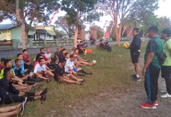 Dandim saat Berikan Motivasi Kepada Tim Hidayatul Insan Football Club 